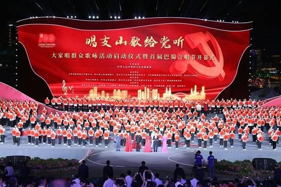 酒红色背心配黑色破洞牛仔裤,简约时尚又有个性,你会借鉴这种穿搭吗?有问必答平台-随时解答你的问题